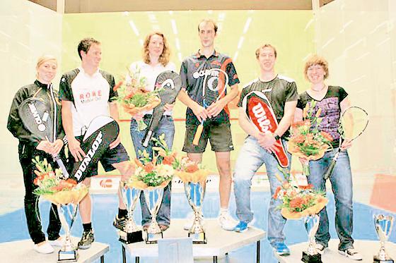 Sina Wall, Jens Schoor, Kathrin, Simon Rösner,  Rudi Rohrmüller und Eva Brauckmann freuten sich über ihren Erfolg bei der deutschen Meisterschaft im Squash, die kürzlich in Dresden stattfand. Foto: Privat