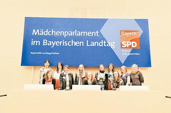 Zehn Schülerinnen des Humboldt-Gymnasiums besuchten den bayerischen Landtag und diskutierten im »Mädchenparlament«. Foto: SPD