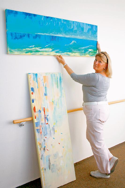 Gabriele von Ende-Pichler, Malerin und Autorin, stellt im KWA-Hanns-Seidel-Haus ihre farbenfrohen Werke aus, die man kostenfrei dort bewundern kann.	Foto: Veranstalter