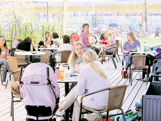 »Die Café-Terrasse ist geöffnet.« heißt es am Poinger Marktsonntag im Familienzentrum.	Foto: VA
