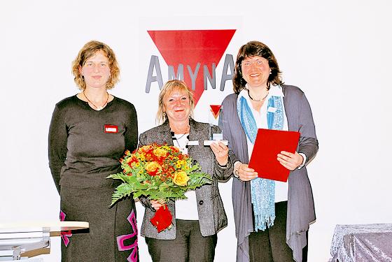 Bei der Preisverleihung (v.l.): Elke Schmidt überreicht den AMYNA-Präventionspreis an Evi Grundner und Angelika Küfner vom Wichern-Zentrum.	Foto: VA