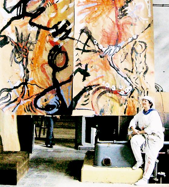 Anlässlich des Geburtstages von Joseph Beuys gibt es vom 14. bis 16. Mai eine Ausstellung im Pelkovenschlössl: Die Künstlerin ADLER A.F. vor einem der Werke, die am kommenden Wochenende zu sehen sein werden. 	Foto: VA	