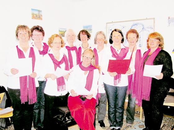 Chorleiterin Joy C. Green und ihre Damen von den »Pink Voices« – ein Frauenchor von Brustkrebs München e.V.  – suchen Mitsängerinnen. Foto: Woschée