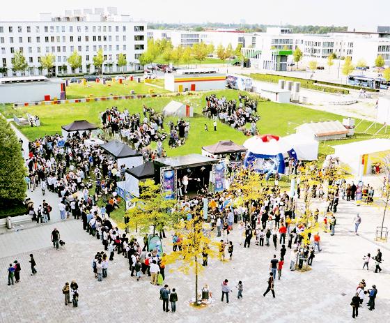 Das Geburtstagsfest des TSV 1860 München e.V. wird auf dem Freigelände der Riem Arcaden zum großen Fanfest mit Familienangeboten, großem Funpark, Autogrammstunde