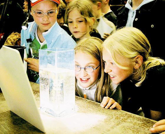KinderUni München: Mädchen und Jungen zwischen acht und zwölf Jahren haben am kommenden Freitag wieder die Möglichkeit, wissenschaftliche Themen genauer unter die Lupe zu nehmen. 	 Foto: Kultur & Spielraum e.V.