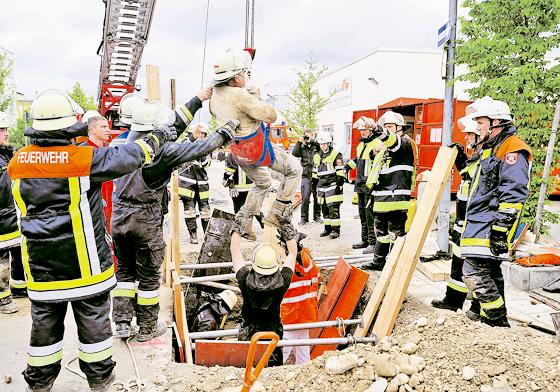 Dank eines Großaufgebots an Hilfsleistungen konnte ein 56-jähriger Bauarbeiter in Hohenbrunn glücklich gerettet werden. Foto: Schunk