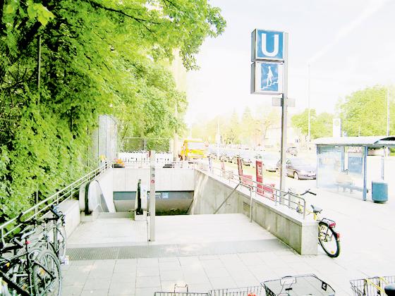 Der BA fordert eine Überdachung der U-Bahn-Aufgänge Arabellapark. Das einfallende Laub führt zu erhöhter Rutschgefahr.	Foto: ikb
