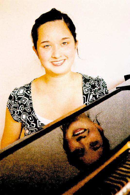 Die junge Musikerin Miriam Heuberger an ihrem Instrument. 	Foto: VA