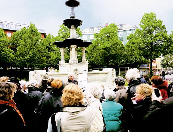 Die letzte Führung von Johann Baier führte die Teilnehmer vor den Glaspalastbrunnen am Weißenburger Platz.	Foto: Privat
