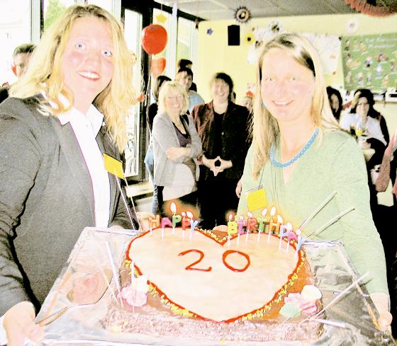 Happy Birthday: Anna Schäfer (erster Vorstand) und Yvonne Baer-Schalk (angestellte Sozialpädagogin) (v. li.).	Foto: aha