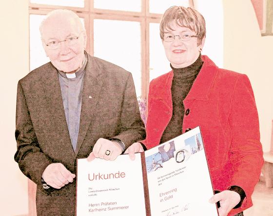 Karlheinz Summerer mit seinem Ehrenring neben Bürgermeisterin Christine Strobl.	Foto: LH München