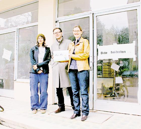 MoriMu-Macherin Nicola Höpfner (re.) sowie die beiden Architekten Fabian H. Günther und Julia Krämer freuen sich auf die Krippenöffnung.	Foto: Hettich
