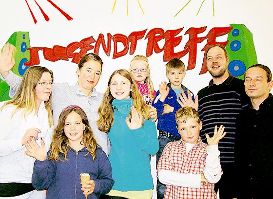 Kids und Betreuer (v. l.) Helga Madlener, Stefan Witthauer sowie Andreas Pohr haben jetzt schon Spaß im Kinder- und Jugendtreff »Timeout«. Foto: Ka