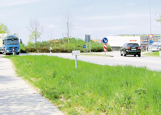 Die Spurrillen bleiben. Aus Geldmangel verschiebt das Straßenbauamt die Sanierung des viel befahrenen »Dehner Kreisel« in Sauerlach. Foto: Pietsch