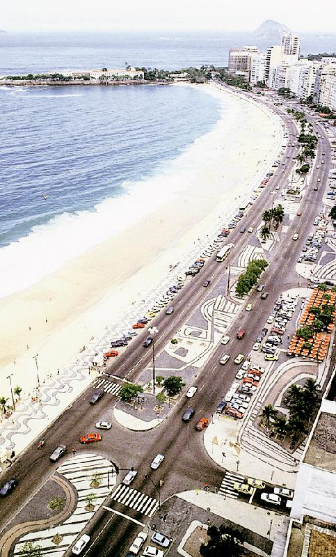 Einer der wohl berühmtesten Strände der Welt: Roberto Burle-Marx gestaltete den Copacabana-Beach Park dazu. Foto: byak