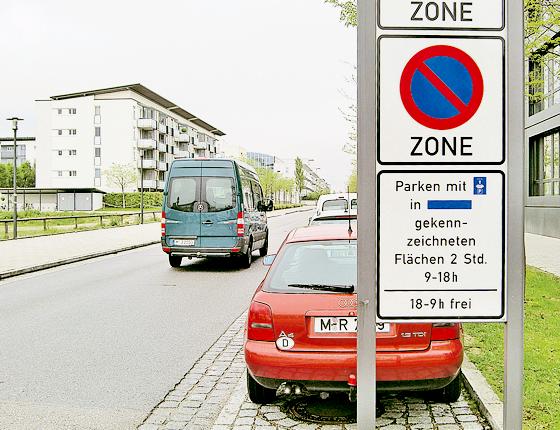 Kurzparkzone Lehrer-Wirth-Straße: Messebesucher parken zwar nicht lang, Anwohner riskieren hingegen nach zwei Stunden Parkzeit ein Knöllchen.  Foto: ikb