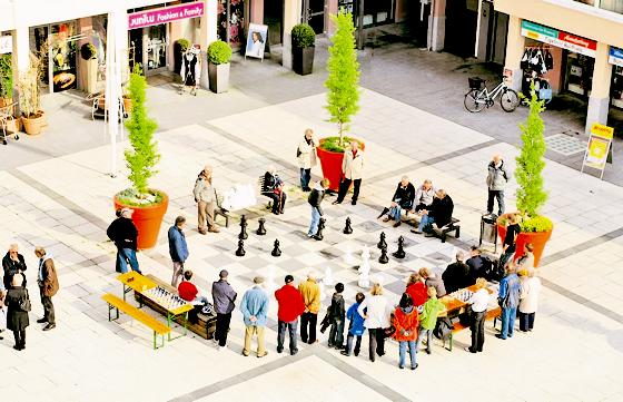 Ein Riesen-Schachfeld ist seit Kurzem die Attraktion am Baldhamer Marktplatz. Hier können Jung und Alt sich miteinander messen.	Foto: ed