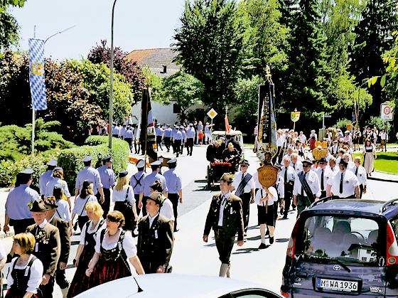 Alles fürs bayerische Herz: Trachten, Fahnen, Blasmusik zu Ehren der Freiwilligen Feuerwehr.	Foto: gh