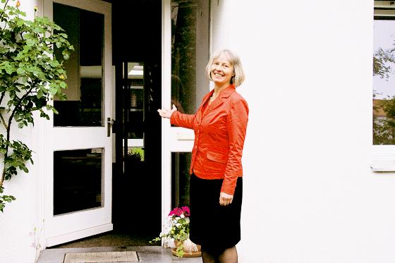 Sabine Nagel heißt die neue Pfarrerin von Moosach, deren Tür stets für Gespräche, Informationen und Anregungen geöffnet ist.	Foto: sl