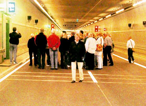Vor der Tunnel-Eröffnung: Die Bogenhausener interessierten sich sehr für die Radaranlagen, die man im Vorbeifahren kaum wahrnimmt. 	Foto: ikb