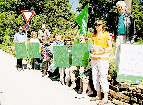 »Hände weg vom Umweltgarten« forderten am Samstag der Ortsverband von Bündnis90/Die Grünen und seine Sympathisanten. Foto: Ka