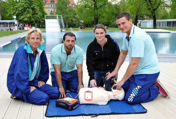 Im Notfall vorbereitet: Das Badepersonal lernt den Umgang mit Defibrillatoren. 	Foto: SWM