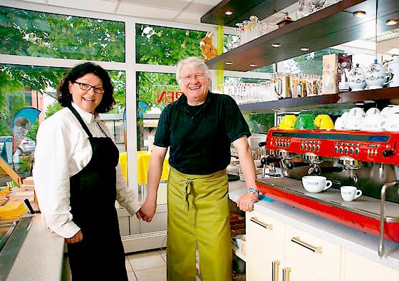 Frisch gebackene Café-Besitzer: die Ottobrunner Renate und Bob Brüwer. Foto: Pierre Kälin	