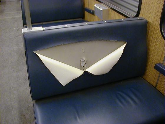 Sachbeschädigung in Millionenhöhe: Zerschlitzte Sitze in der U-Bahn sind leider keine Seltenheit. 	Foto: SWM/MVG