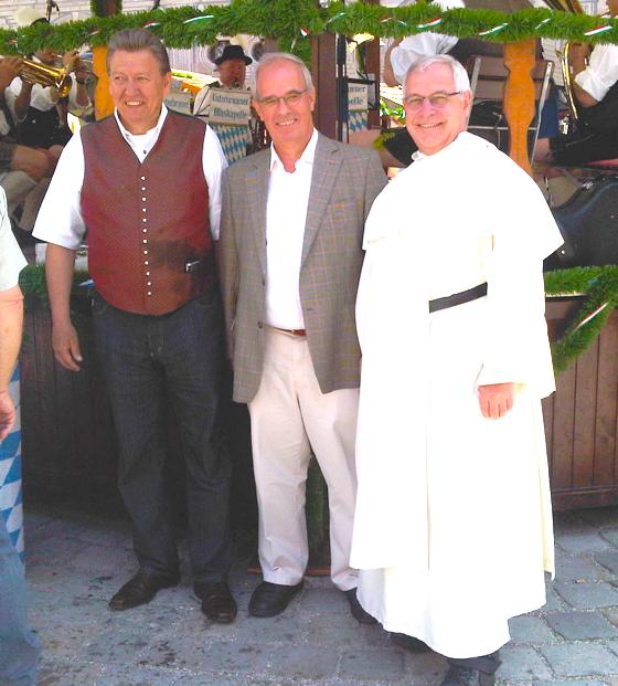 Veranstalter Heinrich Haas, CSU-Stadtrat Richard Quaas und Schaustellerpfarrer Pater Paul (v. li.) freuen sich über den gelungenen Auftakt.