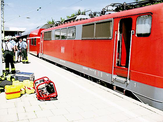Die Feuerwehr Haar musste die Lok des Regional­express München-Salzburg kontrollieren.  Foto: FFH
