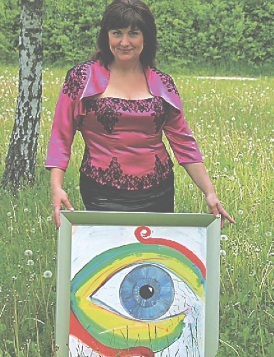 Kornelia Ewa Buchta-Liß mit einem ihrer Werke. Foto: VA