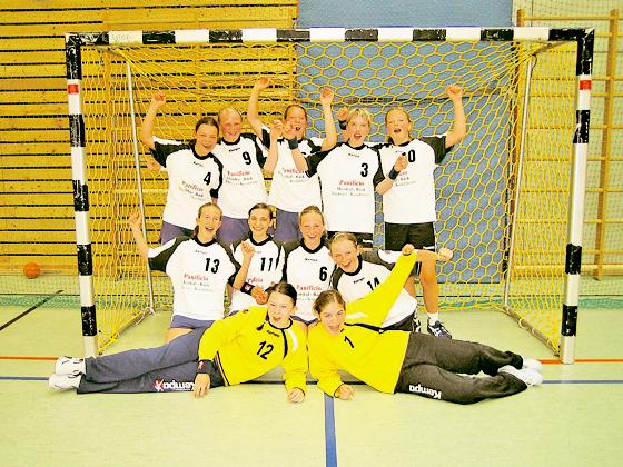 So sehen Sieger aus: Die Mädels vom TSV Schleißheim (Handball) dürfen ab Herbst in der Bayernliga Süd antreten. 	Foto: Verein