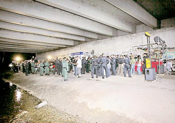 Seit mehreren Jahren wurde die Party unter der Autobahnbrücke in Oberschleißheim bereits abgehalten. 	Foto: Polizei