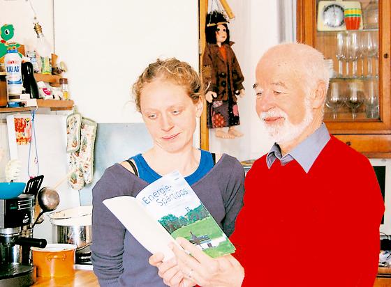 Energieberatung direkt zu Hause: Ulrich Alwardt gibt Katrin D. Tipps zum Energiesparen.	Foto: Katja Kirste