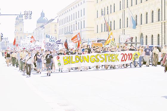 Mit einer großen Demo durch die Ludwigstraße machten die Studenten auf ihre Anliegen aufmerksam. 	Foto: Matthias Serwach