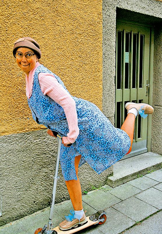Die Komödiantin Irmgard von Oesen als »Tante Frieda« in ihrem neuen Programm.	Foto: VA