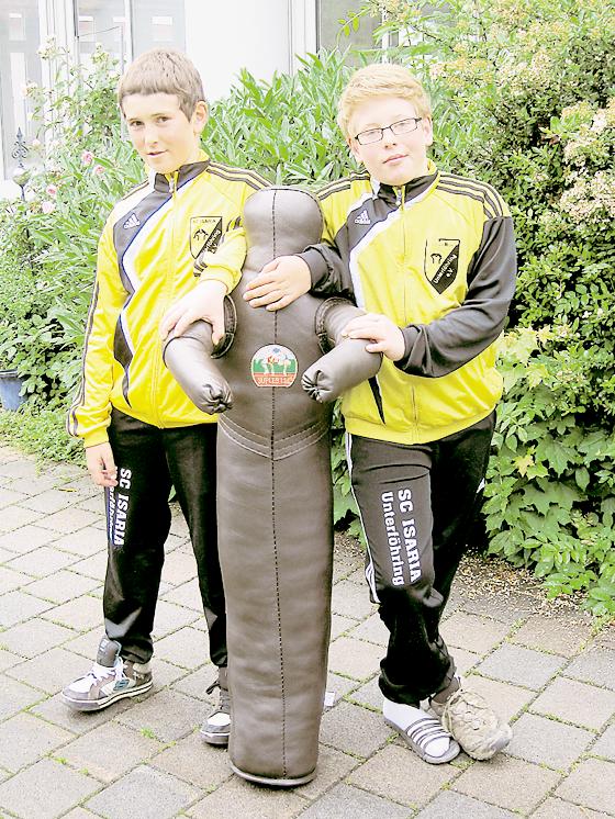 Franz und Ferdinand Leitner mit dem Preis, einer Trainingspuppe. 	Foto: privat