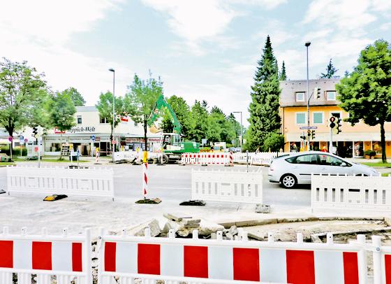 Die Vorarbeiten haben bereits begonnen, in den Sommerferien wird die  Wasserburger Landstraße nur noch jeweils einspurig befahrbar sein.	Foto: pb