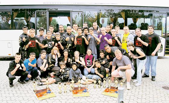 Diesmal konnten 14 Kämpfer des Leon Gym Clubs aus Neuperlach zur Deutschen Meisterschaft im Amateur Muay Thai in Reutlingen fahren. Foto: Privat