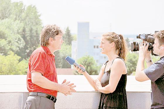 Poings Bürgermeister Albert Hingerl wird von Marion Schieder von München tv auf dem Dach des Rathauses interviewt.	Foto: VA