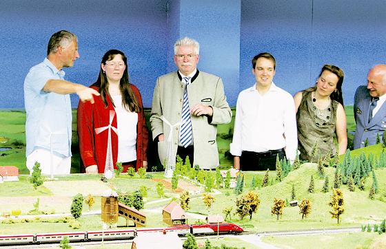Unter den Gästen im Miniland war auch der bayerische Wirtschaftsminister Martin Zeil (Mitte).	Foto: VA